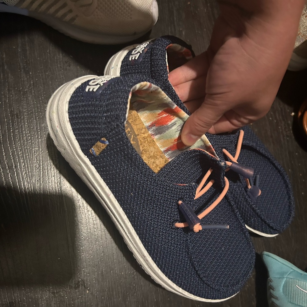 Women’s Size 7 Hey Dudes